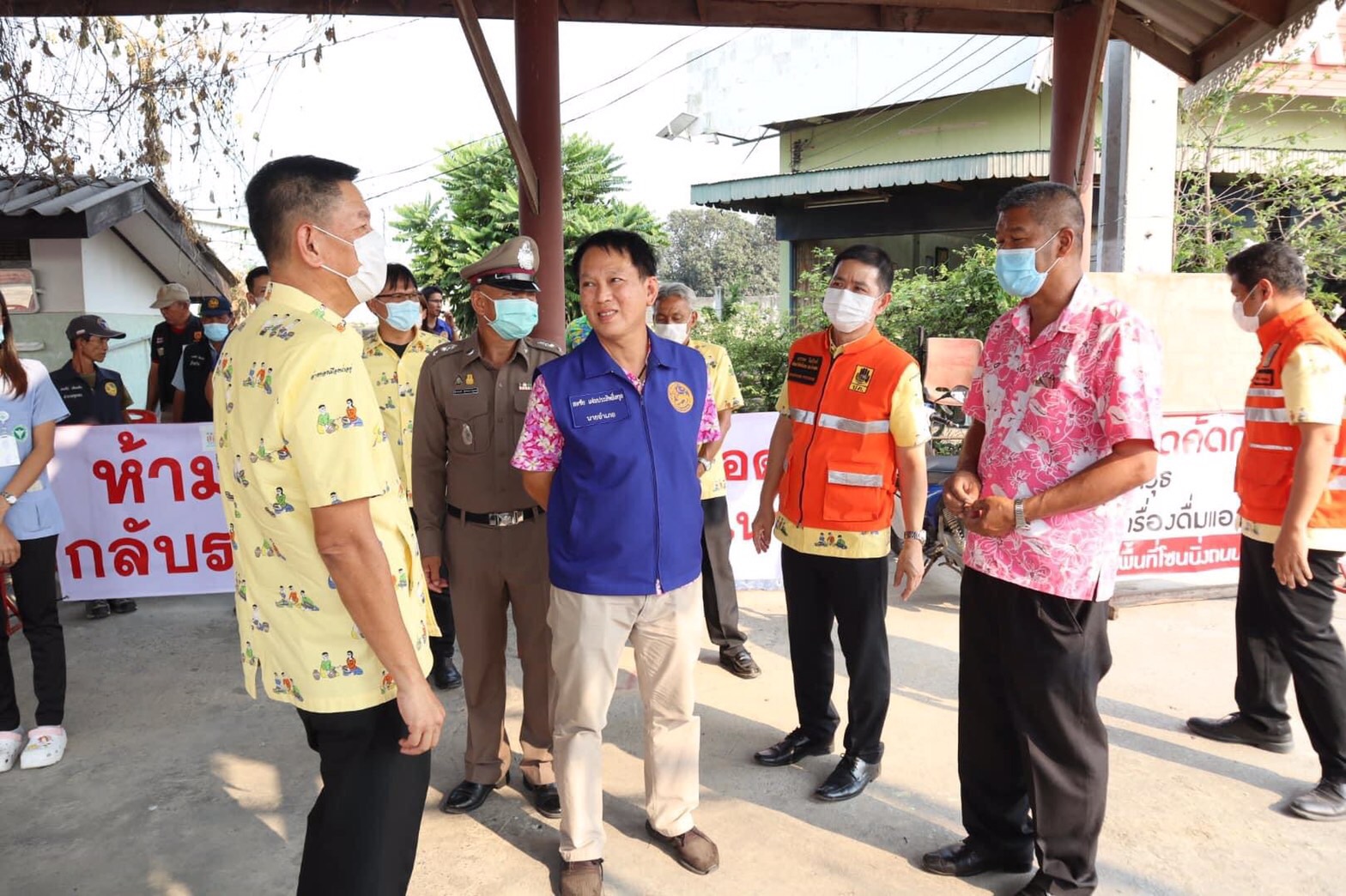 ผู้ว่าฯอ่างทองตรวจเยี่ยมจุดบริการประชาชนบริเวณสี่แยกสัญญาณไฟแดงวิเศษชัยชาญ   