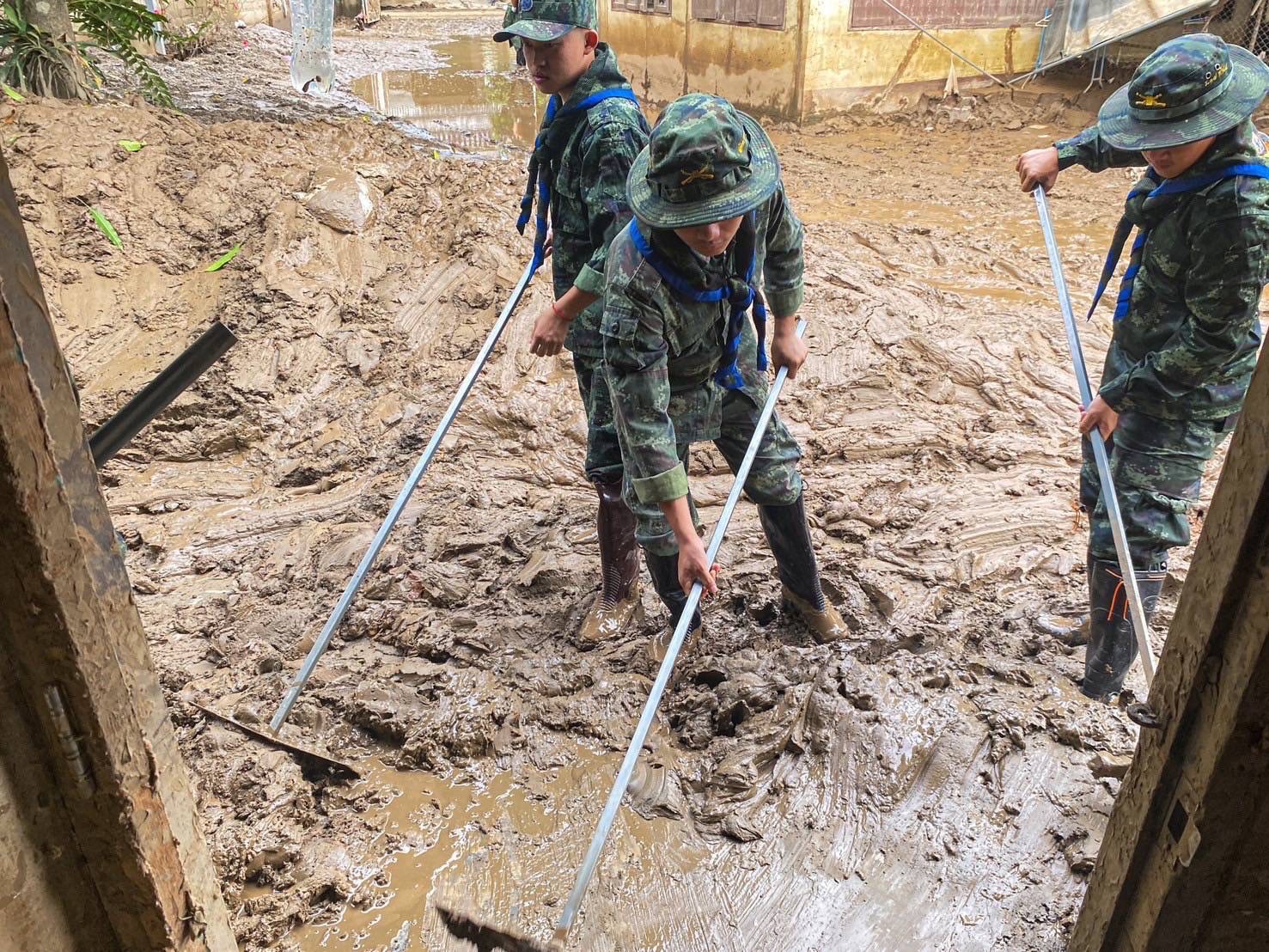 กองพันทหารราบที่ 4 กรมทหารราบที่ 17 ทำความสะอาดฟื้นฟูบ้านเรือนประสบอุทกภัยอำเภอแม่สาย 