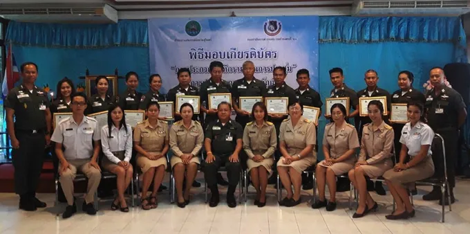 สุรินทร์ มอบเกียรติบัตรประกวดบันทึกรายงานการประชุมและการบันทึกบัญชีสหกรณ์นักเรียน