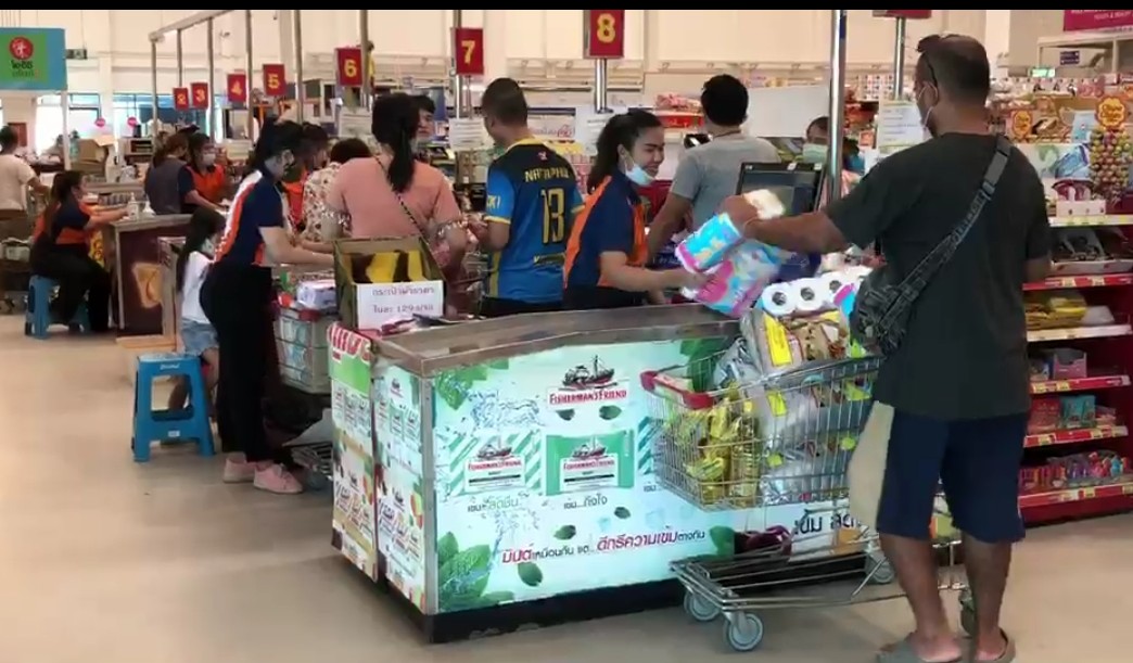 ชาวตราดเข้าห้าง-ร้านสะดวกซื้อ สหกรณ์ฯและร้านค้าซื้อไข่ และสินค้าอุปโภคหลังรัฐบาลเตรียมประกาศภาวะฉุกเฉินวันพรุ่งนี้ 