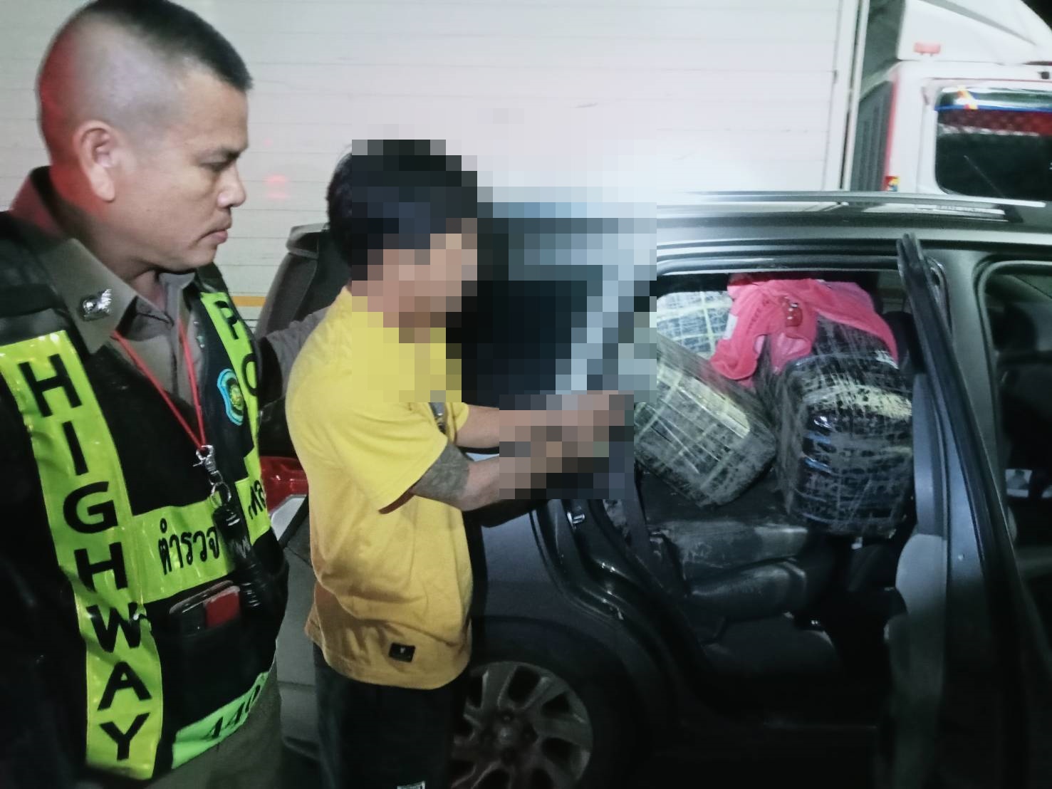 รวบหนุ่มสุพรรณฯ ถูกลวงให้ขนต่างด้าวแต่บังคับขนยาบ้าล็อตใหญ่กว่า 4 ล้านเม็ดคาปั๊มน้ำมัน