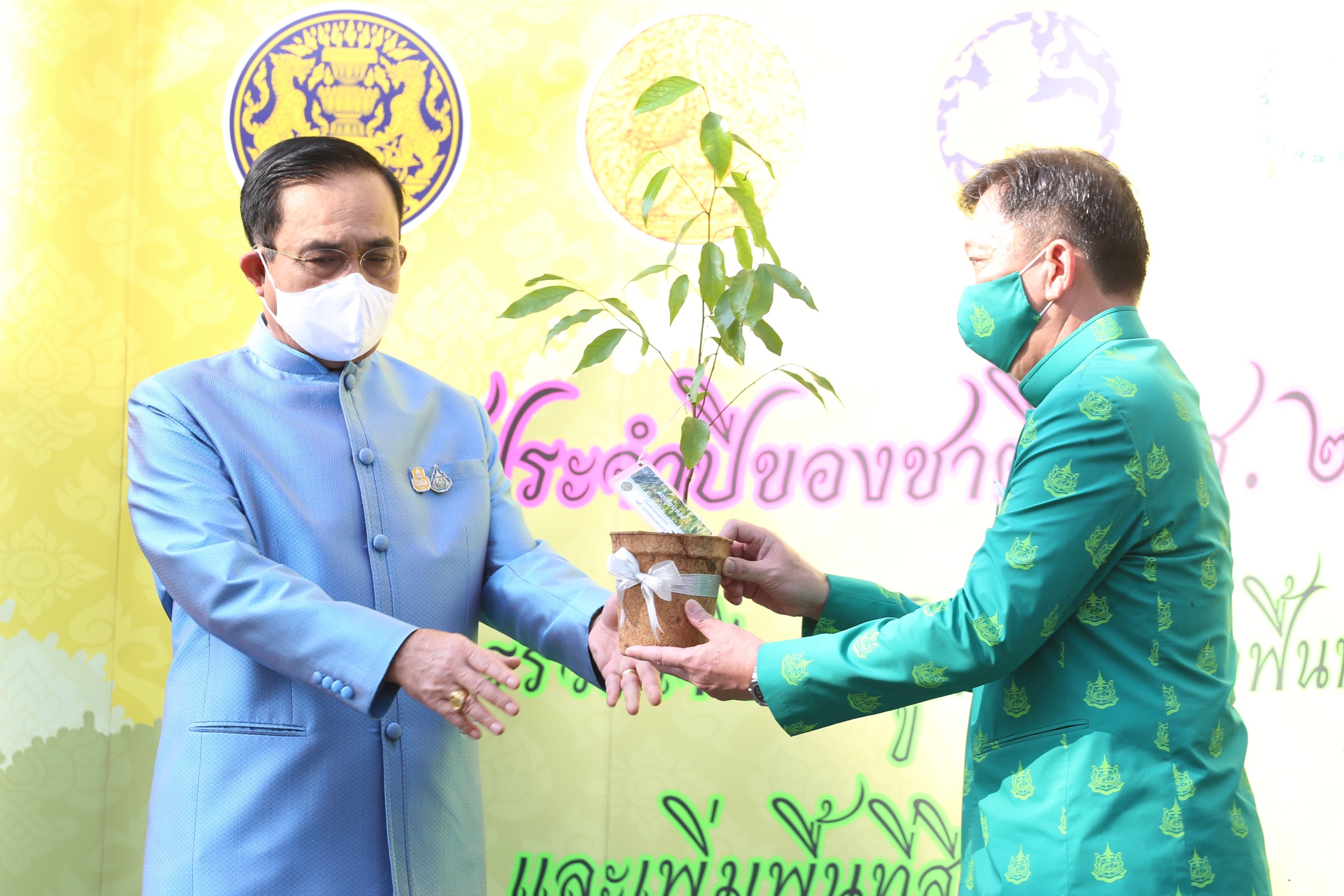 "บิ๊กตู่" มอบ "ตะเคียนทอง" ให้กระทรวงทรัพยากรธรรมชาติฯ เนื่องในวันต้นไม้ ย้ำ รบ.ส่งเสริมปลูกต้นไม้
