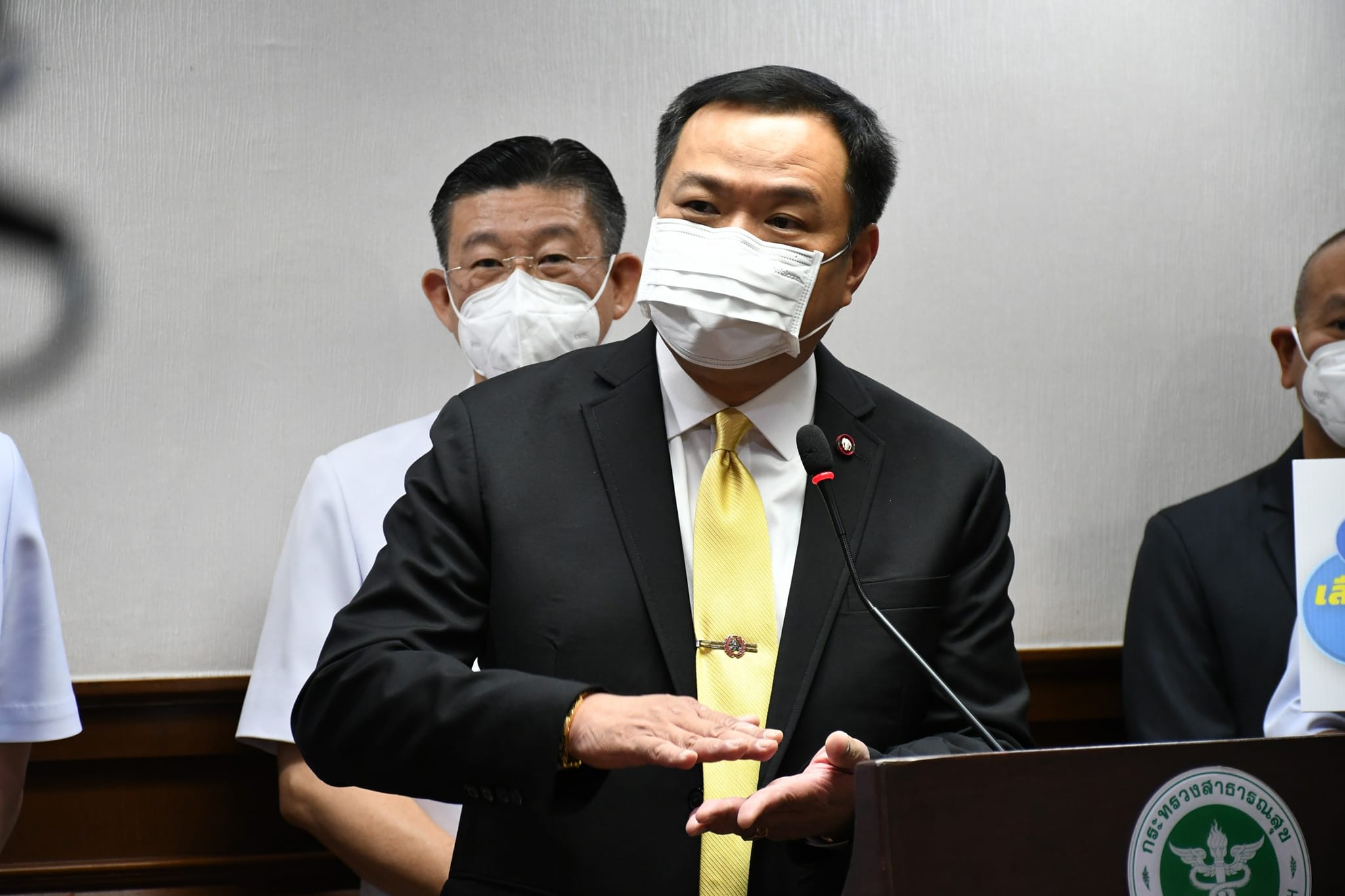 “อนุทิน” ยันไม่ปลดโควิดพ้นโรคฉุกเฉินยังรักษาฟรีได้ทุกที่ 