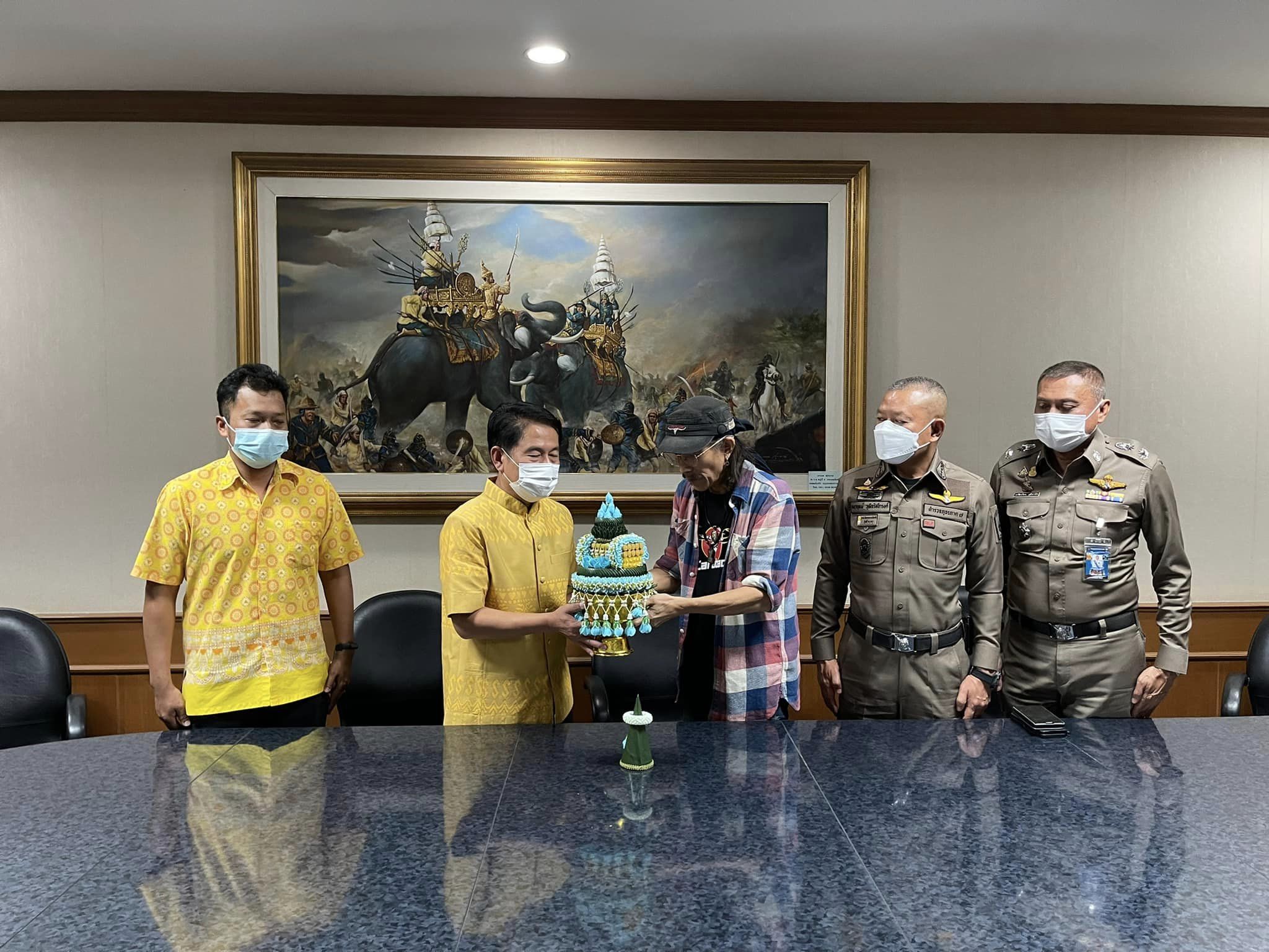 เพจ "แอ๊ด คาราบาว" เปิดภาพนำพานพุ่ม - แจกันดอกไม้ กราบขอขมา "พ่อเมืองสุพรรณฯ"