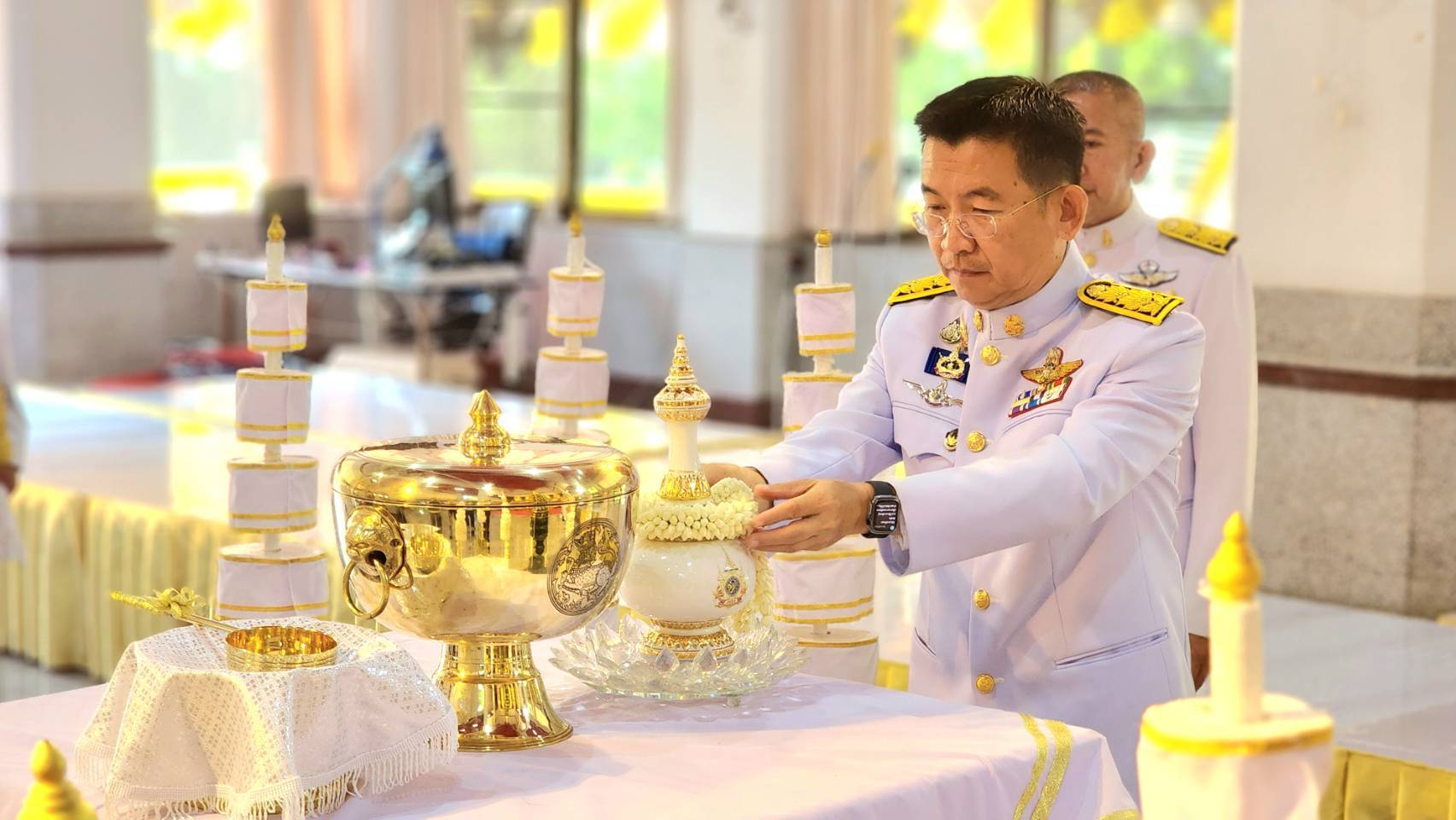 ผู้ว่าฯสิงห์บุรีอัญเชิญคนโทน้ำพระพุทธมนต์ศักดิ์สิทธิ์มายังศาลากลางจังหวัด 