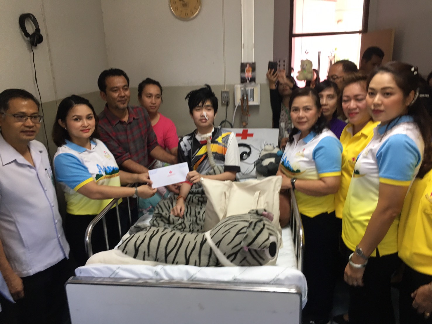 "นายกเหล่ากาชาดพังงา" นำทีม เยี่ยม "ธนกฤต" ป่วยเป็นเนื้องอกในสมอง