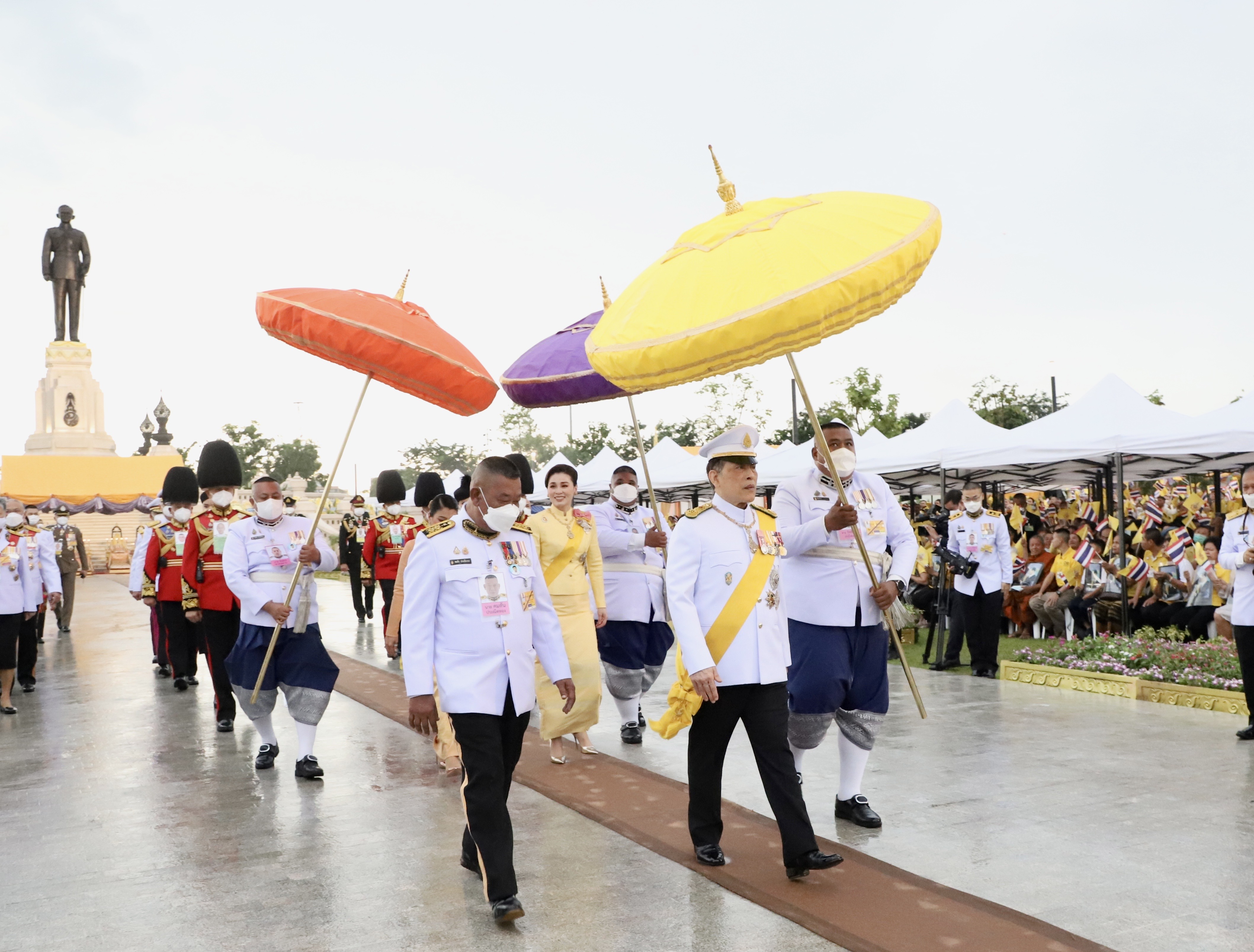"ในหลวง-พระราชินี" เสด็จพระราชดำเนินไปทรงวางพวงมาลาถวายราชสักการะพระบรมราชานุสาวรีย์ ในหลวง ร.9
