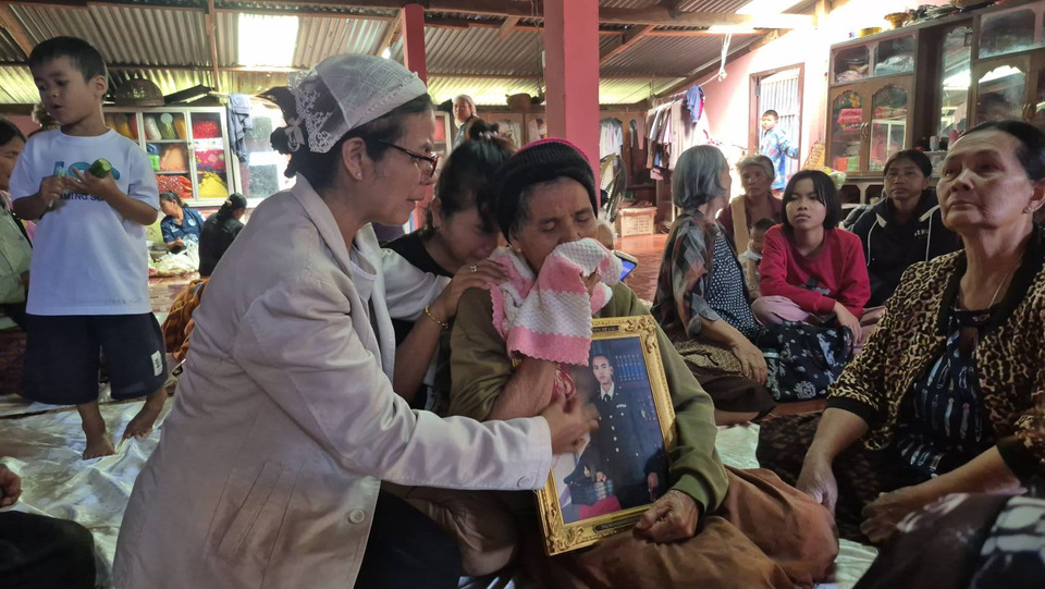 หัวใจแม่แทบสลาย “แม่จ่าเริง” วีรบุรุษเนิน 350 กอดรูปลูกชายร่ำไห้ วอนเร่งนำร่างออกจากสนามรบ อยากเห็นหน้าครั้งสุดท้าย   