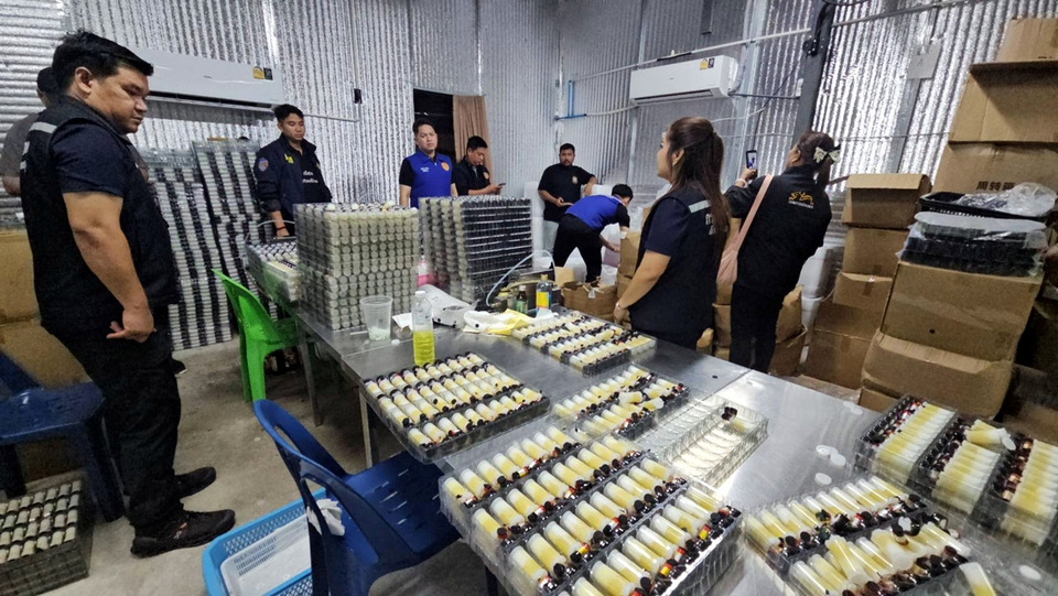 ทลายโรงงานบุหรี่ไฟฟ้าชลบุรี ยึดของกลาง 100 ล้าน แรงงานเมียนมาหนีวุ่น