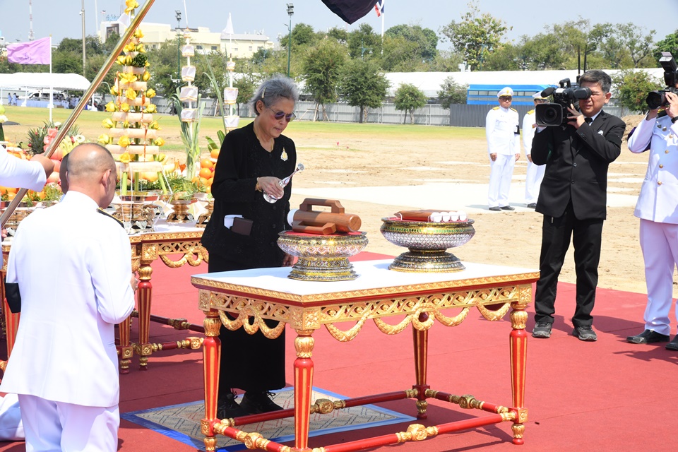 ทรงประกอบพิธีปักหมุดวางผังก่อสร้างพระเมรุมาศ