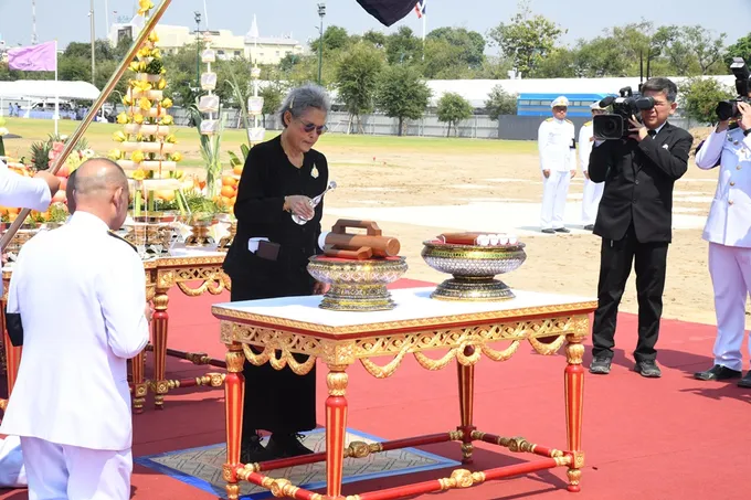 ทรงประกอบพิธีปักหมุดวางผังก่อสร้างพระเมรุมาศ