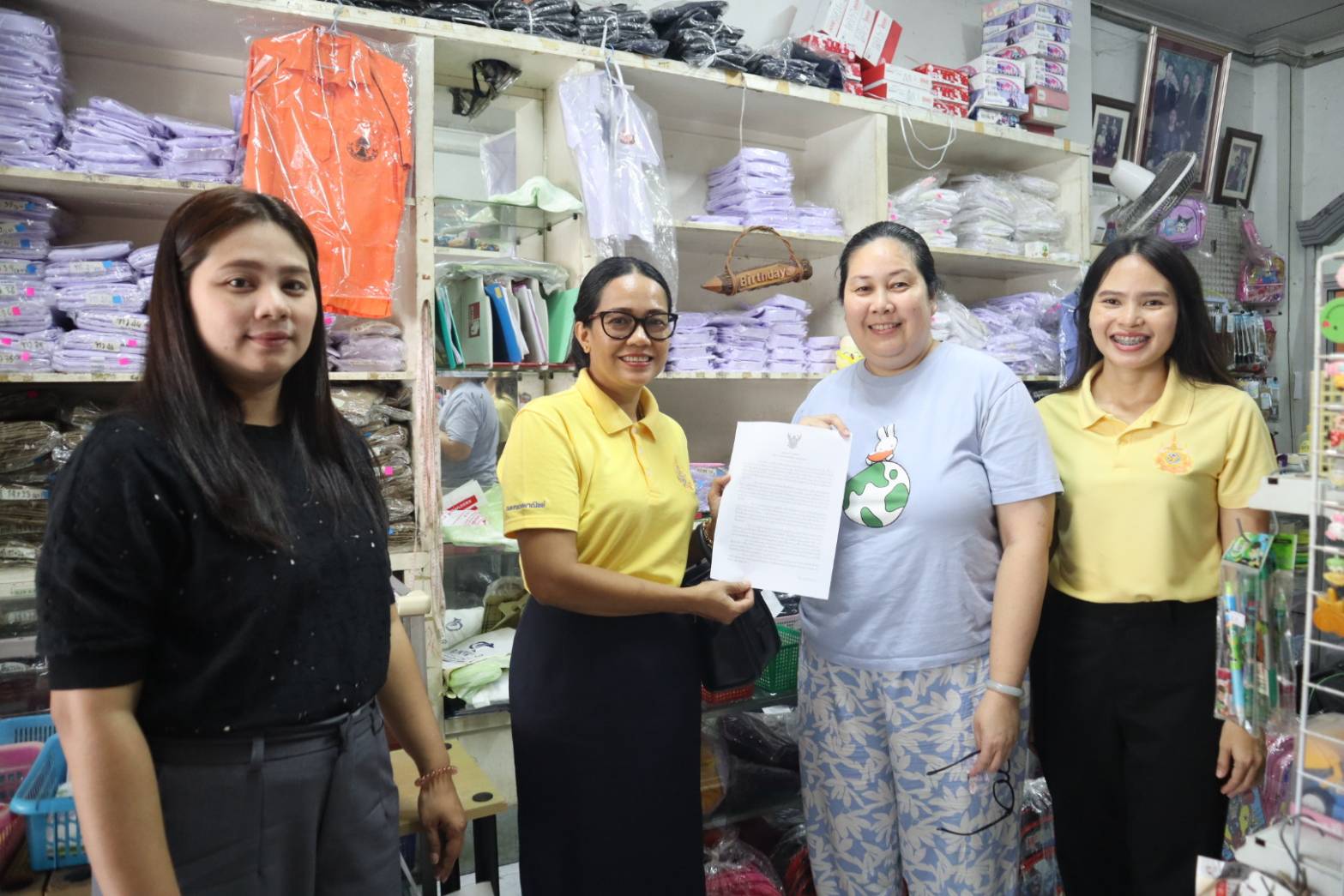 พาณิชย์จังหวัดพังงา ลงพื้นที่ตรวจเข้มราคาชุดนักเรียนและอุปกรณ์การเรียน หลังเปิดภาคเรียนใหม่
