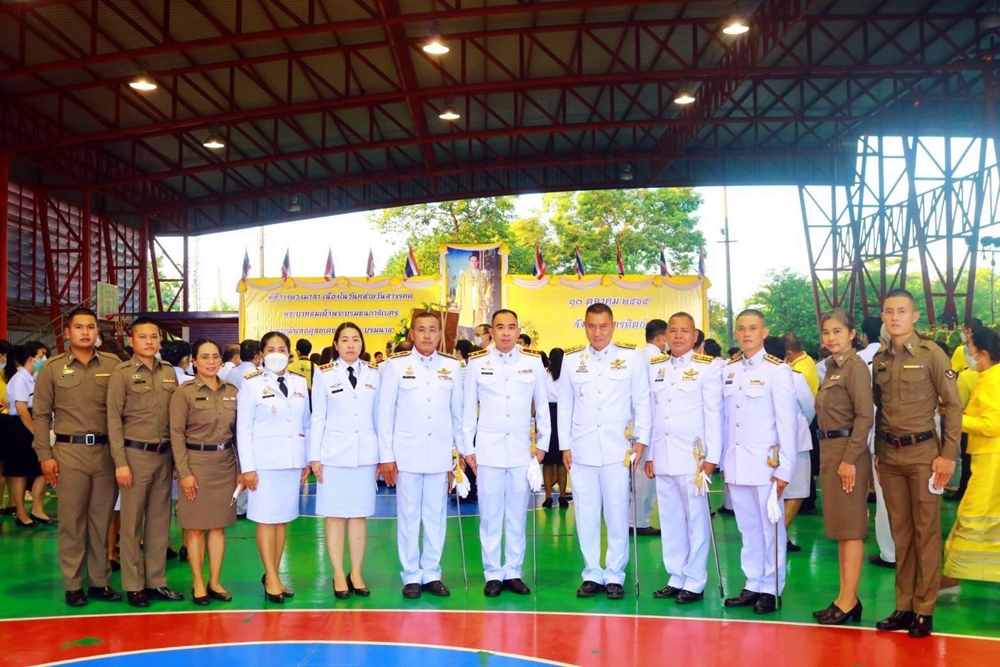 ผู้การตำรวจอุตรดิตถ์  นำ ขรก.ตร.ร่วมพิธีวางพวงมาลาถวายราชสักการะ น้อมรำลึกในพระมหากรุณาธิคุณ ในหลวง ร.9