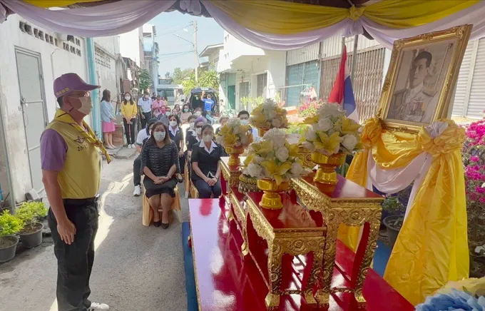 นายอำเภอศรีราชามอบบ้าน ในโครงการกาชาดชลบุรีสนับสนุนสร้างและซ่อมแซมที่อยู่อาศัยเพื่อผู้ยากไร้