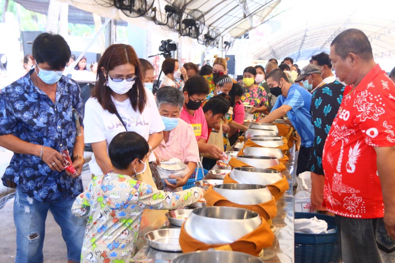 คนแน่นหาด สืบสานประเพณีก่อพระทรายวันไหลบางแสน