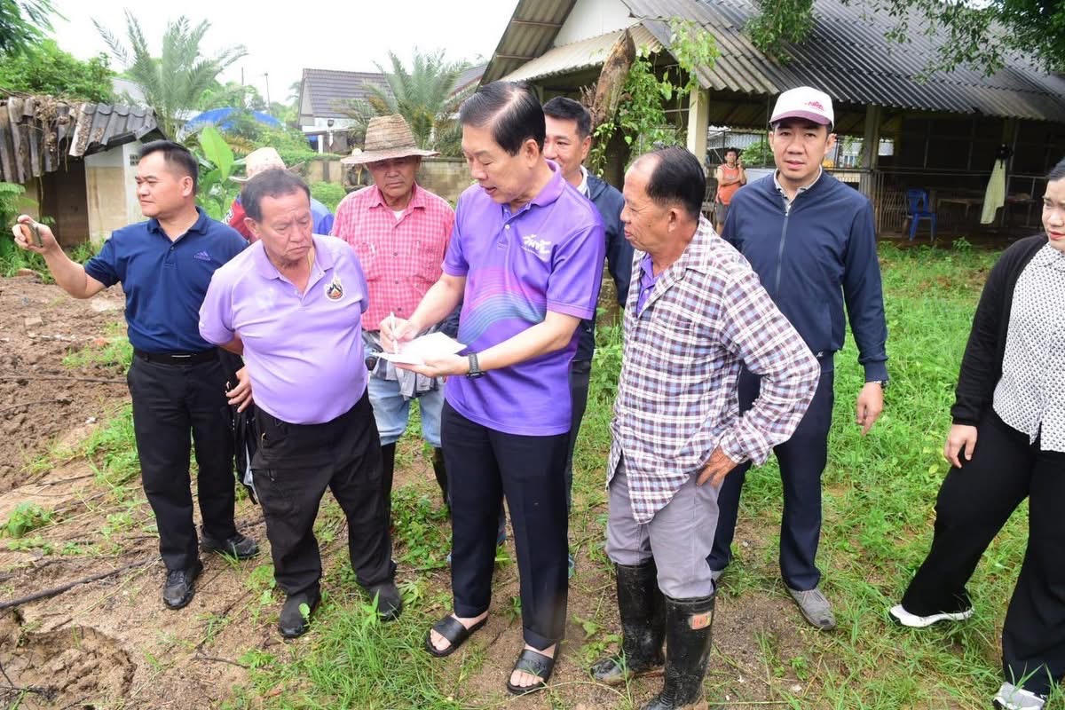 นายกเทศมนตรีนครเชียงราย ลงติดตามจุดพักน้ำชุมชนบ้านใหม่ ซอย 7 เร่งระบายน้ำเตรียมรับมือพายุวิภา