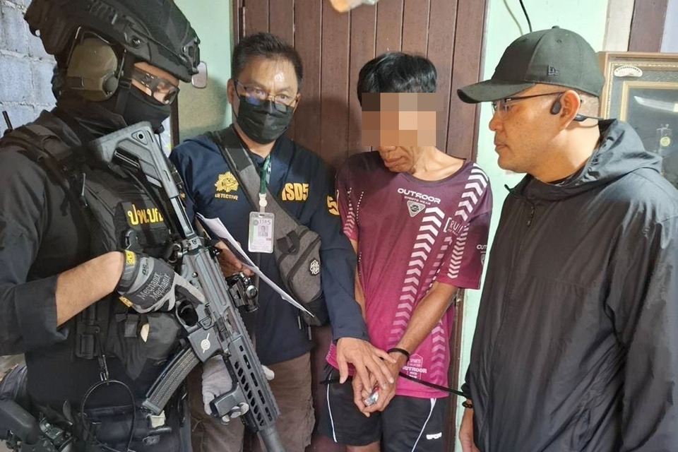 บุกทลายรังยา–ปืนย่านสุขุมวิท รวบขาใหญ่วัย 60 ประวัติเคยสั่งยาเข้าคุก