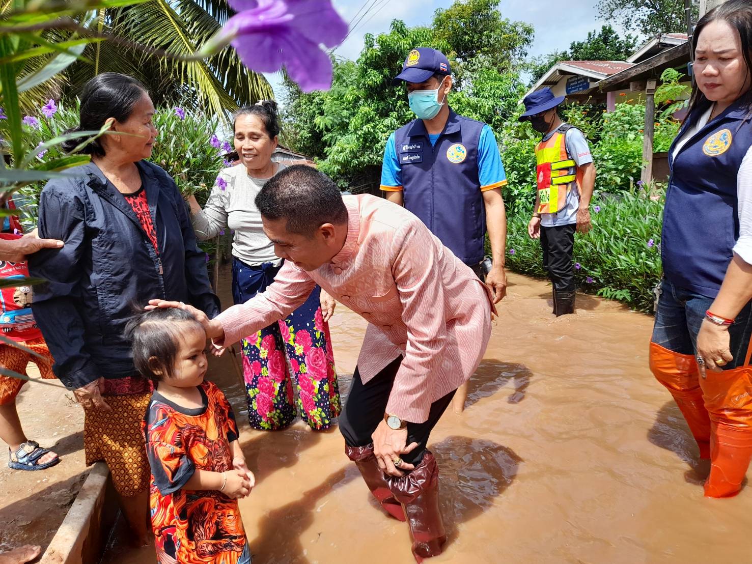 ผู้ว่าฯชัยภูมิมาวันแรกลุยน้ำท่วมให้กำลังใจชาวบ้าน
