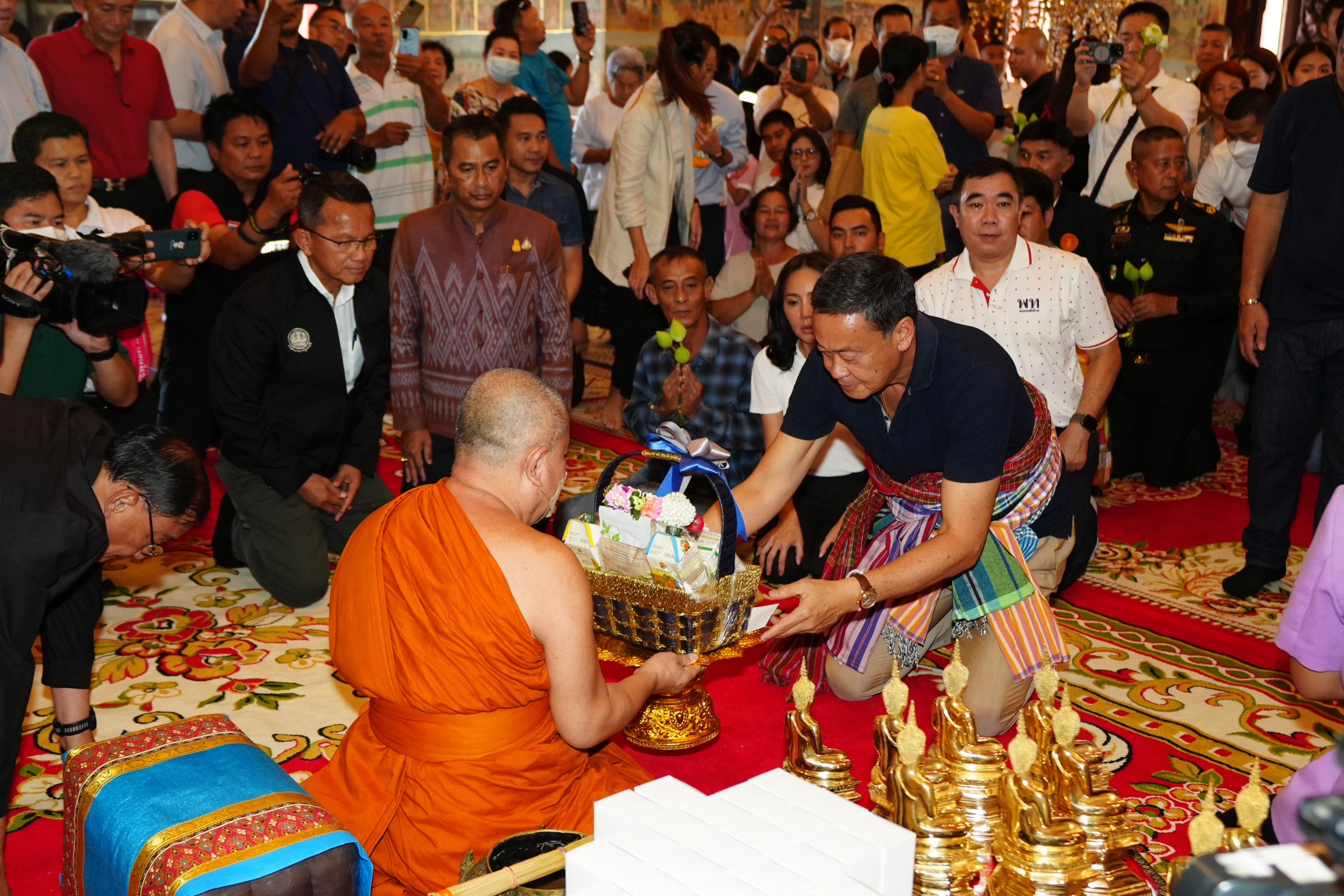 ‘นายกฯ’กราบ “หลวงพ่อพระใส”ย้ำเดินหน้า‘ลดค่าไฟ-ค่าน้ำมัน-หนี้สิน’