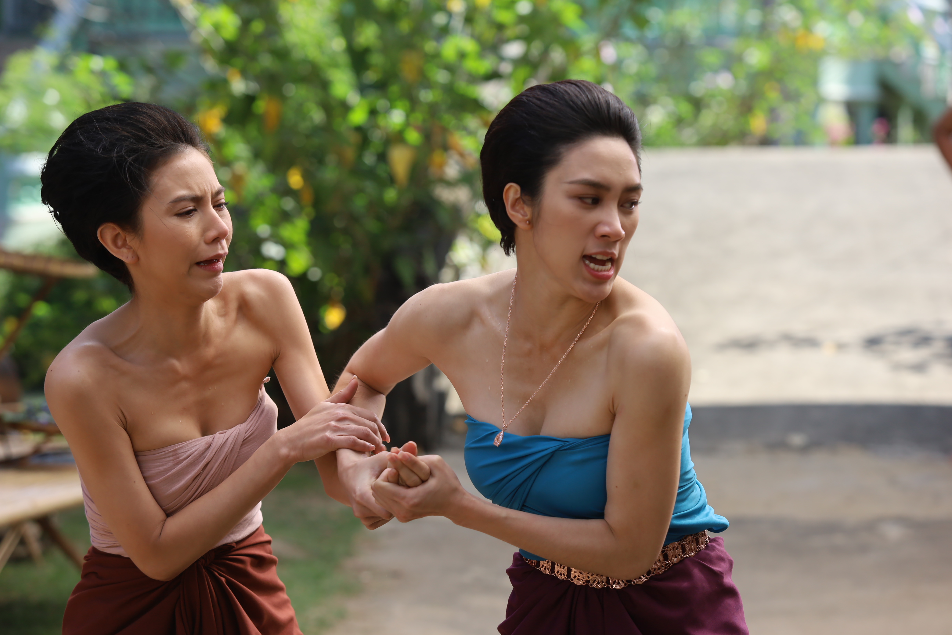 “พลอย” ปรี๊ดแตกกระชาก “กุ๊กกิ๊ก”  ตัวปลิว จับมือยัดเครื่องหีบอ้อย ตัดพี่ตัดน้องใช้ผัวคนเดียวกัน!!! 