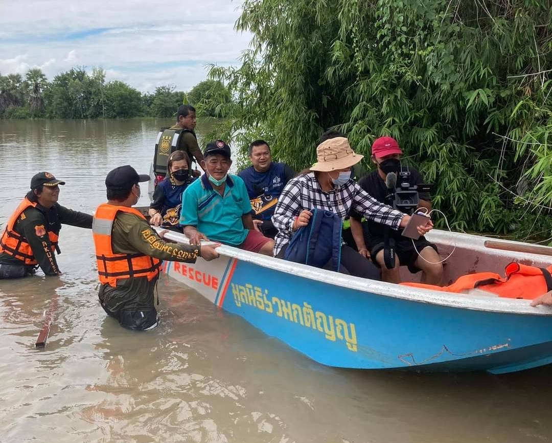น้ำเริ่มท่วมตำบลหนองทรายขาว อ.บ้านหมี่ เร่งช่วยปชช.-ผู้สูงอายุติดอยู่ในบ้าน