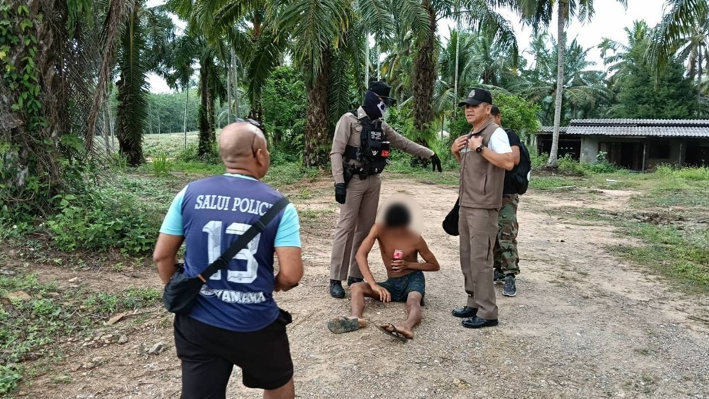 ตำรวจ-กำนัน-กู้ภัย นำตัวหนุ่มกังฟู ทั้งดีดทั้งหลอน ป่วยจิตเวชนำตัวส่งโรงพยาบาลแล้ว