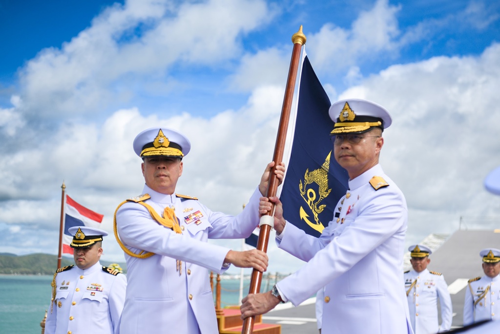 "เรือหลวงปิ่นเกล้า" ยิงสลุตครั้งสุดท้าย พิธีรับ-ส่งหน้าที่ ผบ.กองเรือยุทธการ ก่อนปลดระวางประจำการ 1 ต.ค.นี้