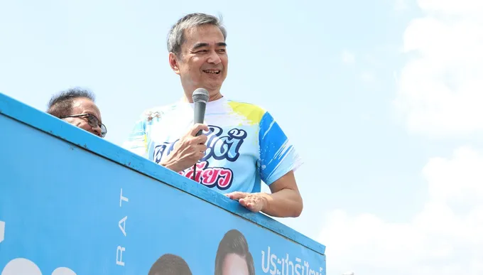 “อภิสิทธิ์” หาเสียงทุ่งใหญ่​ ใส่เสื้อสกรีน “คนใต้ใจเดียว” ประชาชนแห่รับ บอก “พี่มาร์คหล่อกว่าพิธา”