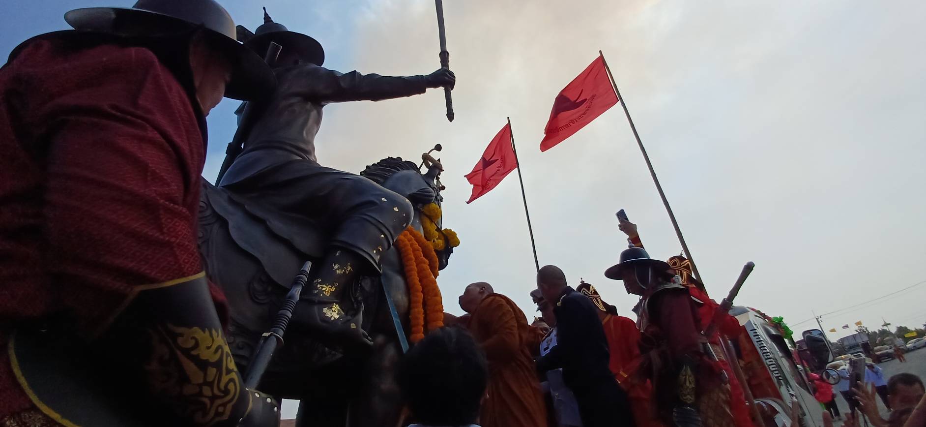 ปาฎิหาริย์"พระอาจารย์เชาว์ ชวนปัญโญ"เมฆบังพระอาทิตย์พิธีอัญเชิญสมเด็จพระเจ้าตากสินมหาราชขึ้นประดิษฐาน 