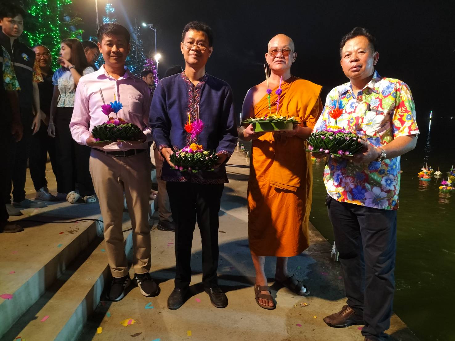 เทศบาลตำบลเขาพระยาเดินธง จัดงานลอยกระทง ยิ่งใหญ่ พร้อมรณรงค์ใช้กระทงดอกทานตะวัน