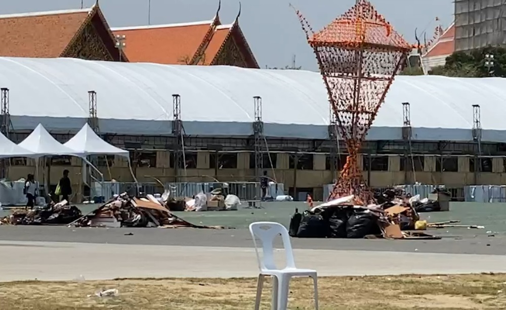 เจ้าหน้าที่เร่งทำความสะอาดเก็บเวทีหลังจบเทศกาลสงกรานต์ สนามหลวง