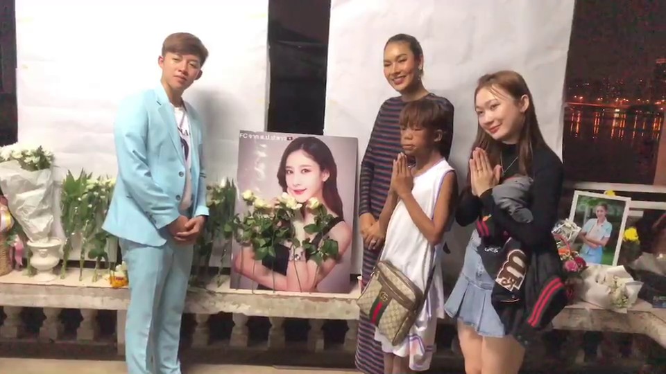 "เมญ่า รวิสรา" พาดาราจากสปป.ลาว ร่วมไว้อาลัยแตงโมนิดา เชื่อมาหาแล้วงานปังขึ้น