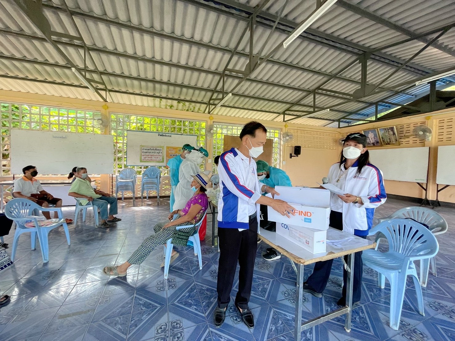 "พรรคเศรษฐกิจไทย" ห่วงใยประชาชน ลุยเยี่ยมเยือนมอบชุดตรวจ ATK-หน้ากากอนามัย-ถุงปันน้ำใจให้ชาวบ้านต่อเนื่อง