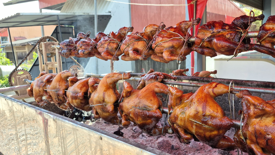 ปักหมุดความอร่อย! "ไก่อบโอ่ง-ไก่หมุน" เจ้าเด็ดถนนยนตระการกำธร รับรอมฎอนยอดพุ่งเฉียดร้อยตัวต่อวัน