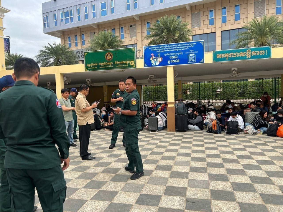 กกล.บูรพา ร่วมกับ ตม.และจนท.ตำรวจ เปิดด่านคลองลึกรับคนไทยกลับประเทศ 