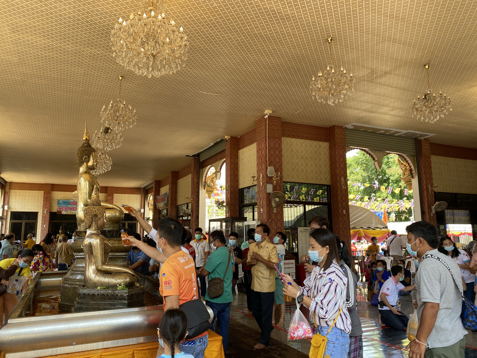 สถานการณ์โควิดน่าห่วงเปิดให้สรงน้ำหลวงพ่อพระใสวันสุดท้าย