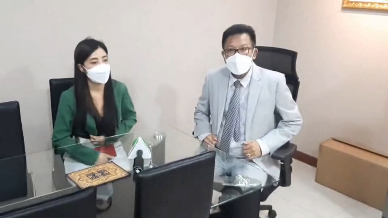 ‘ทนายเดชา-หมิว ทีวีพูล’ เดินทางเข้าพบตำรวจ หลังถูกหมายจับคดีหมิ่นประมาท
