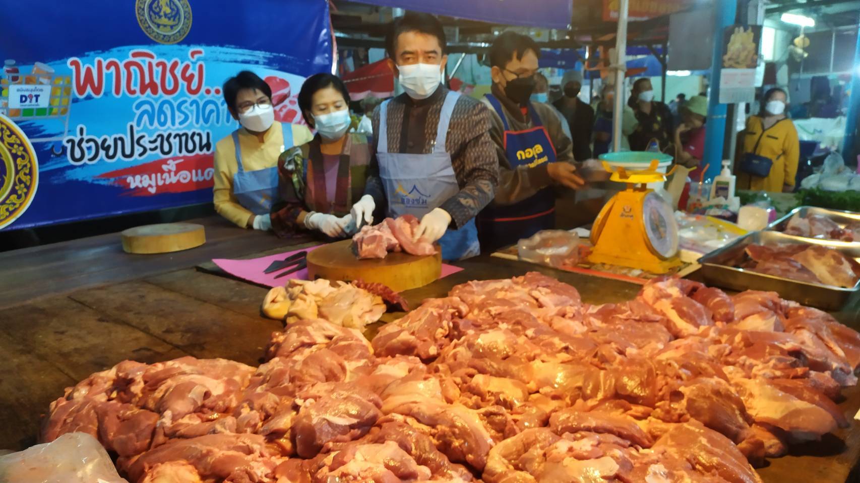 พาณิชย์ยโสธรเปิดตลาดขายหมูราคาถูกช่วยเหลือปชช.  