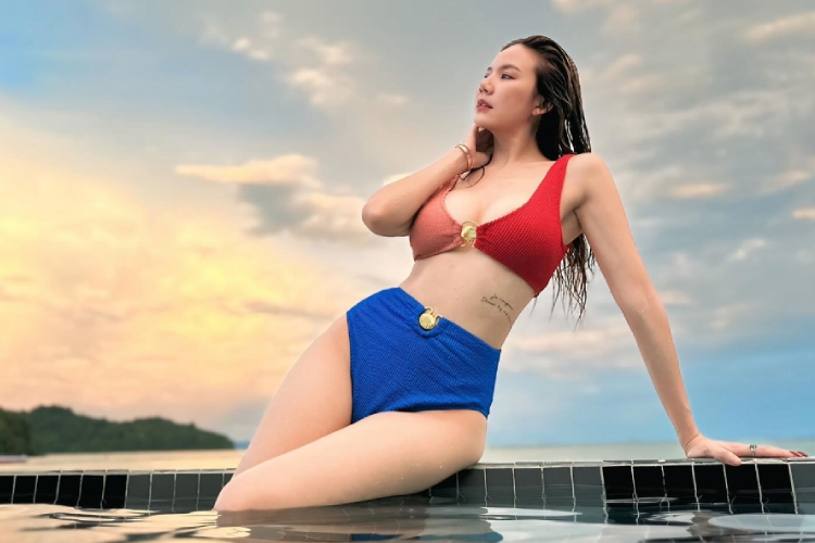 สะเทือนทั้งเกาะ! นักร้องสาวอวดหุ่นแซ่บในชุดว่ายน้ำทูโทน