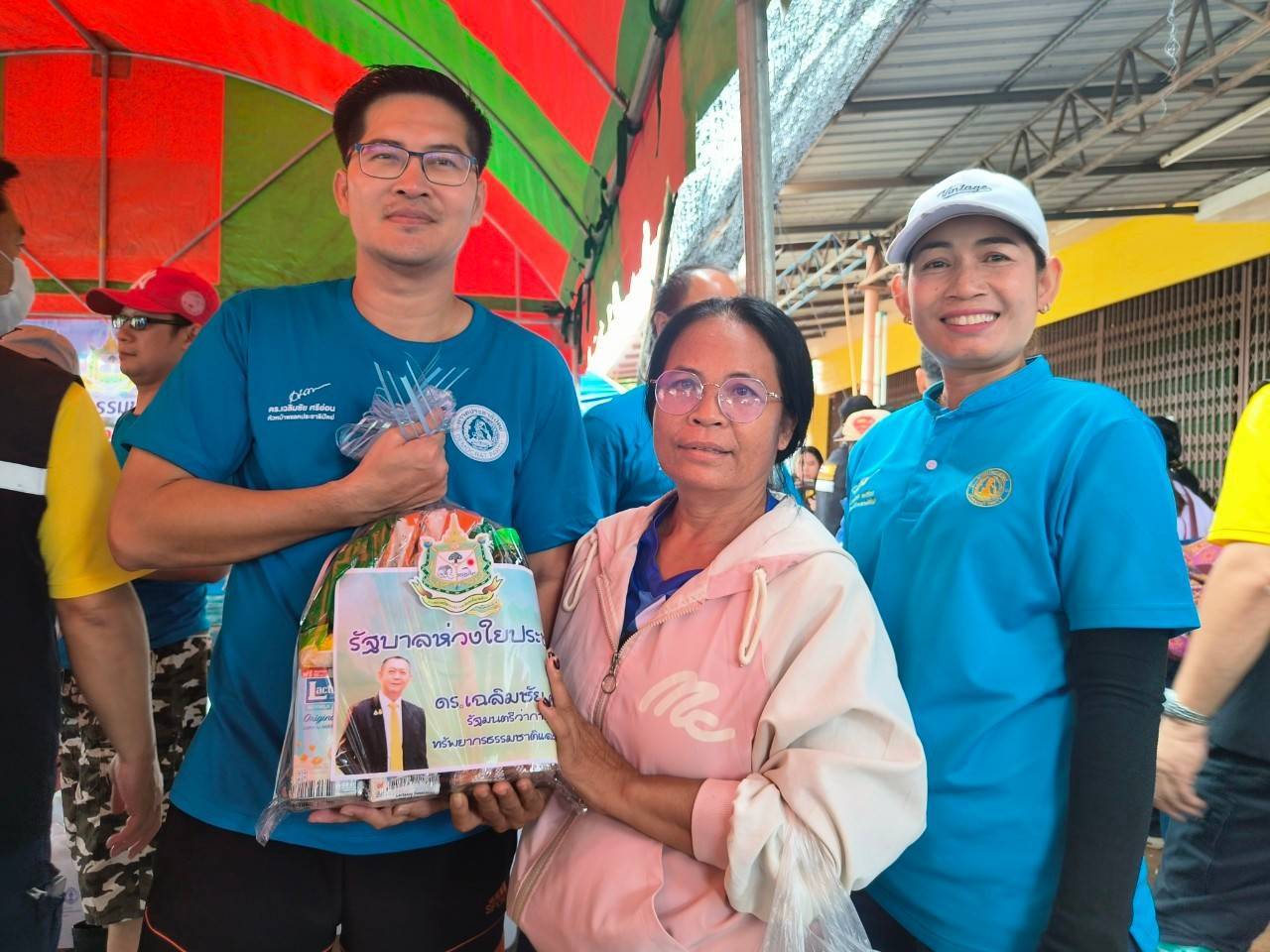 "พี่เต้"นำทีม ปชป.อีสาน ลุยซับน้ำตาชาว"หนองคาย-บึงกาฬ"มอบถุงยังชีพ