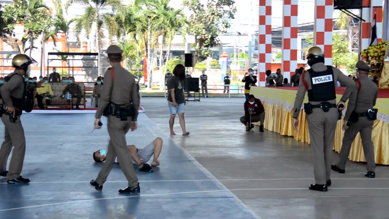 อุดรฯแก้ปัญหาคนคลั่งคนบ้าเยอะ อบจ.จับมือตร.ภาค 4 ฝึกทักษะใช้ไม้ง่ามจับคนคลั่งคนบ้า