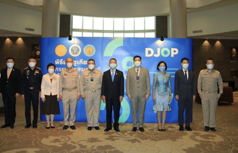 ประธานกรรมการสงเคราะห์ฯศรีสะเกษ  นำทีมรับโล่-ประกาศเกียรติคุณกรรมการสงเคราะห์ดีเด่น จากอธิบดีกรมพินิจฯ