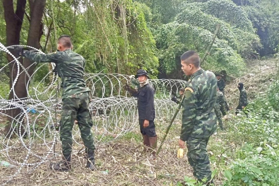 เริ่มจุดแรก “อรัญประเทศ”สร้างรั้วชายแดนไทย–กัมพูชา 5.1 กม.พร้อมขึงลวดหนาม สูง 2 เมตร ป้องกันข้ามแดน–ต้านสแกมเมอร์