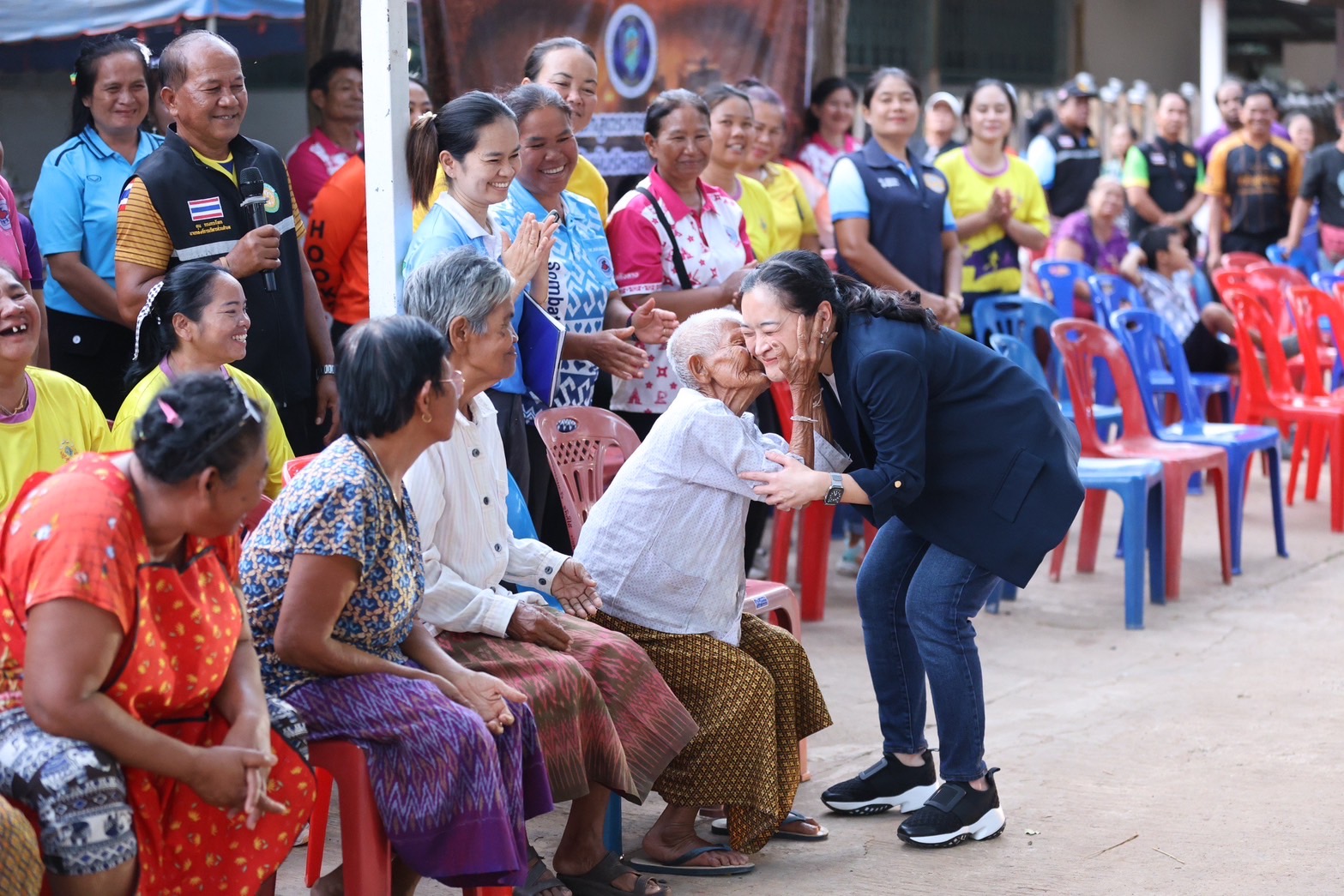 “รมว.ปุ๋ง” รุดให้กำลังใจผู้อพยพจากเหตุปะทะชายแดนไทย–กัมพูชา ที่ศูนย์พักพิงโคราช กำชับเจ้าหน้าที่เพิ่มการดูแลกลุ่มเปราะบาง พร้อมช่วยฟื้นฟูสภาพจิตใจ