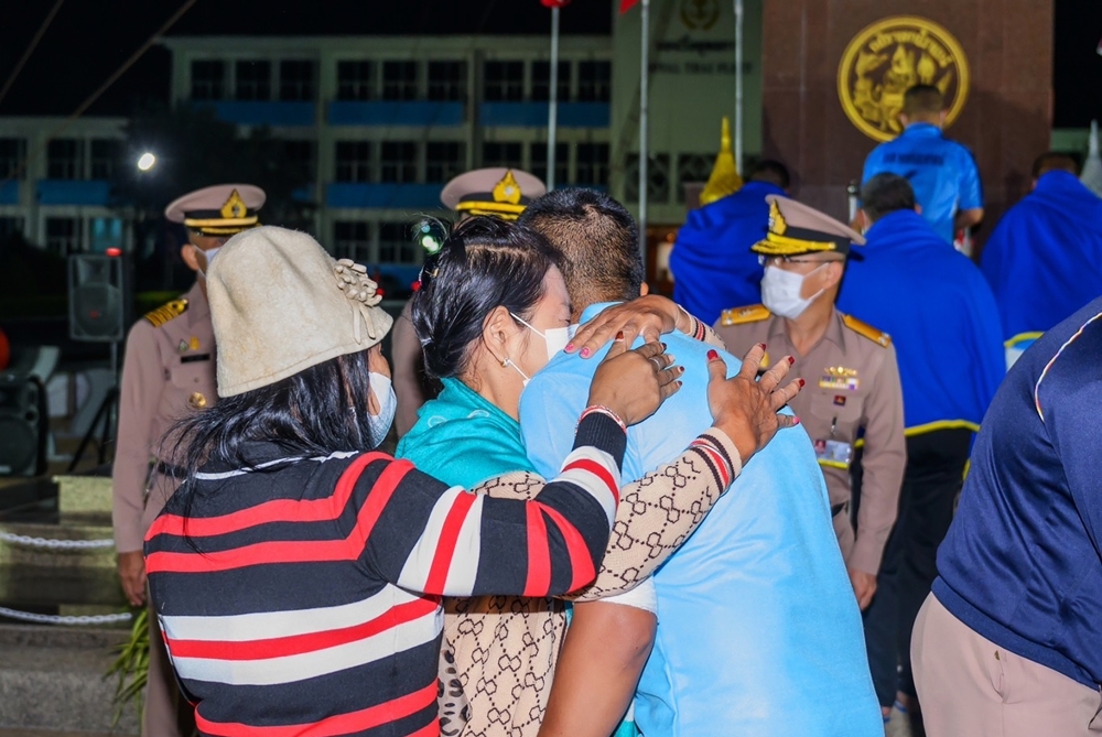 ครอบครัวโผเข้ากอด กำลังพลเรือหลวงสุโขทัย 54 นาย ที่รอดชีวิตจากเรืออับปาง