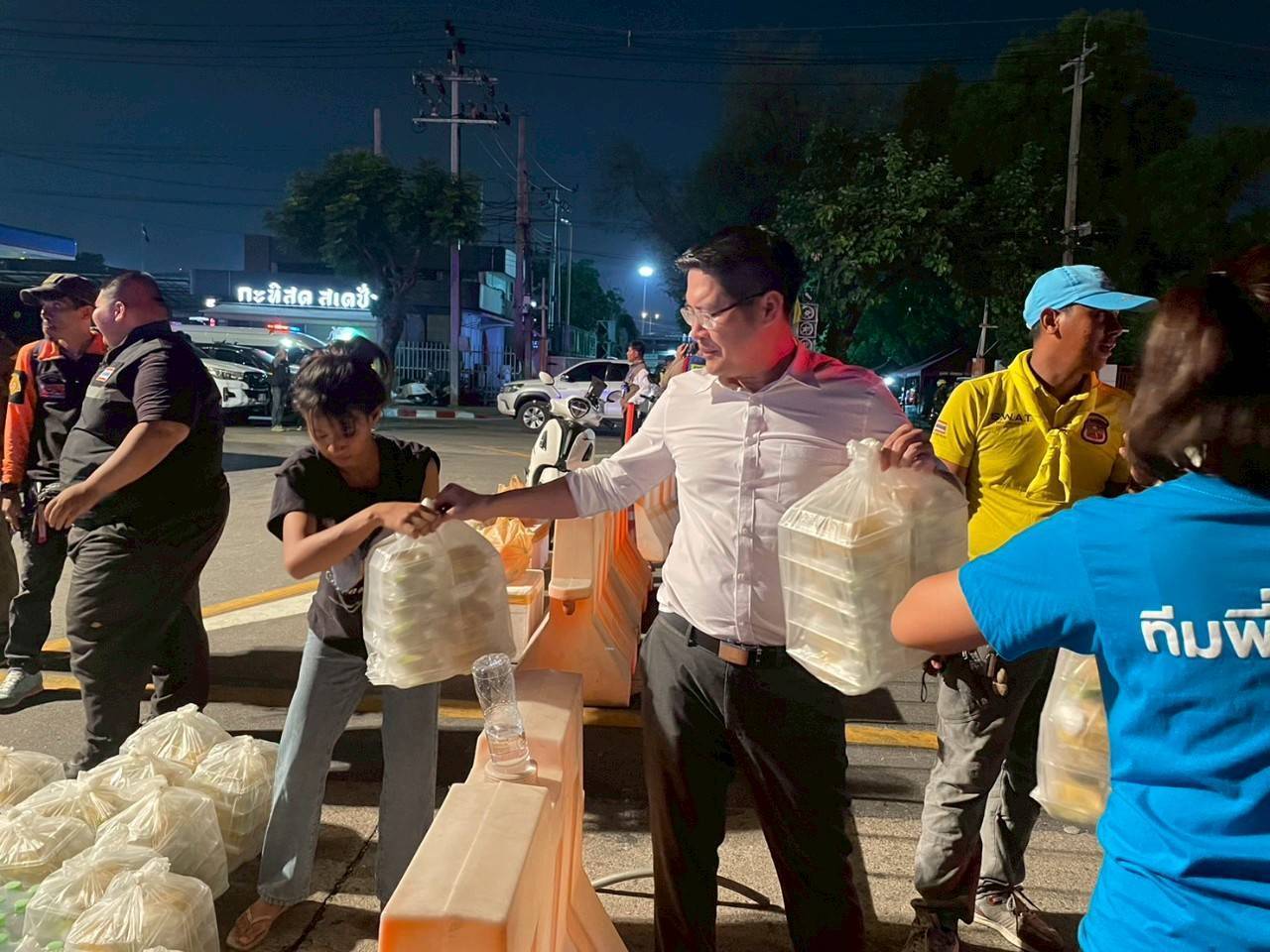 ปชป.ลงพื้นที่มอบ "น้ำดื่ม-อาหาร"ให้อาสาสมัครช่วยปชช.เร่งค้นหาผู้รอดชีวิตใต้ซากตึกสตง.ถล่ม