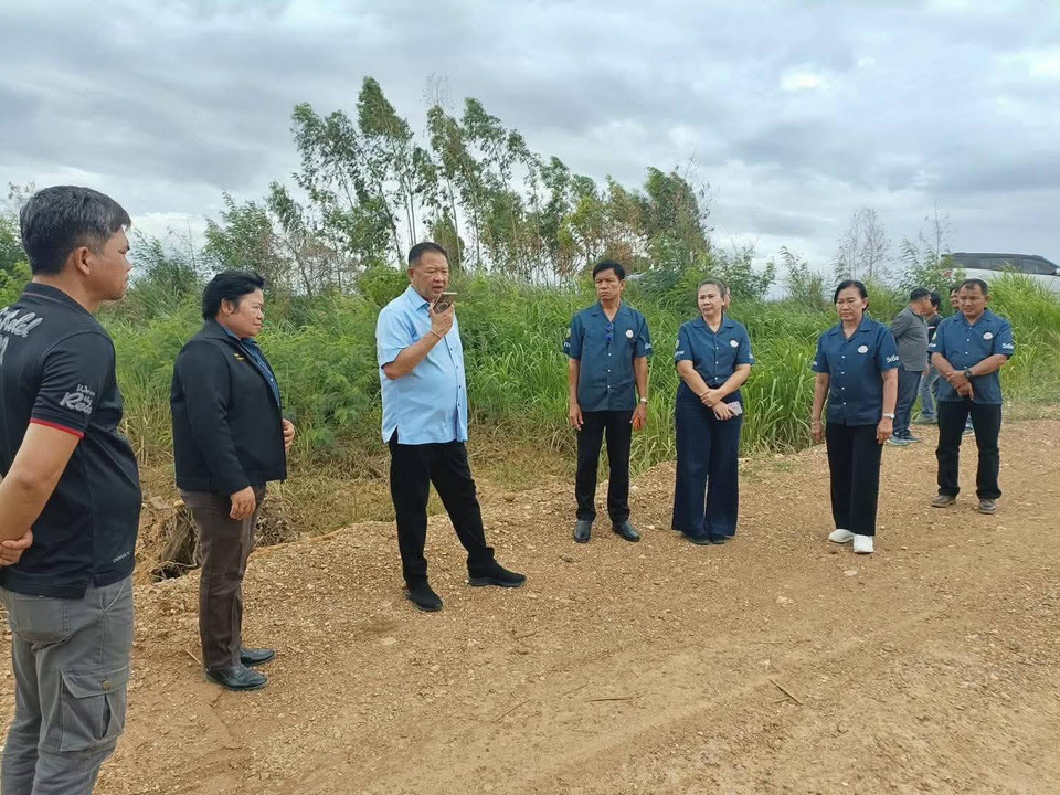 นายก อบจ.เพชรบูรณ์ ลงพื้นที่ตรวจความเสียหายถนนนาสนุ่น เร่งหาแนวทางแก้ปัญหาหลังถูกน้ำกัดเซาะ