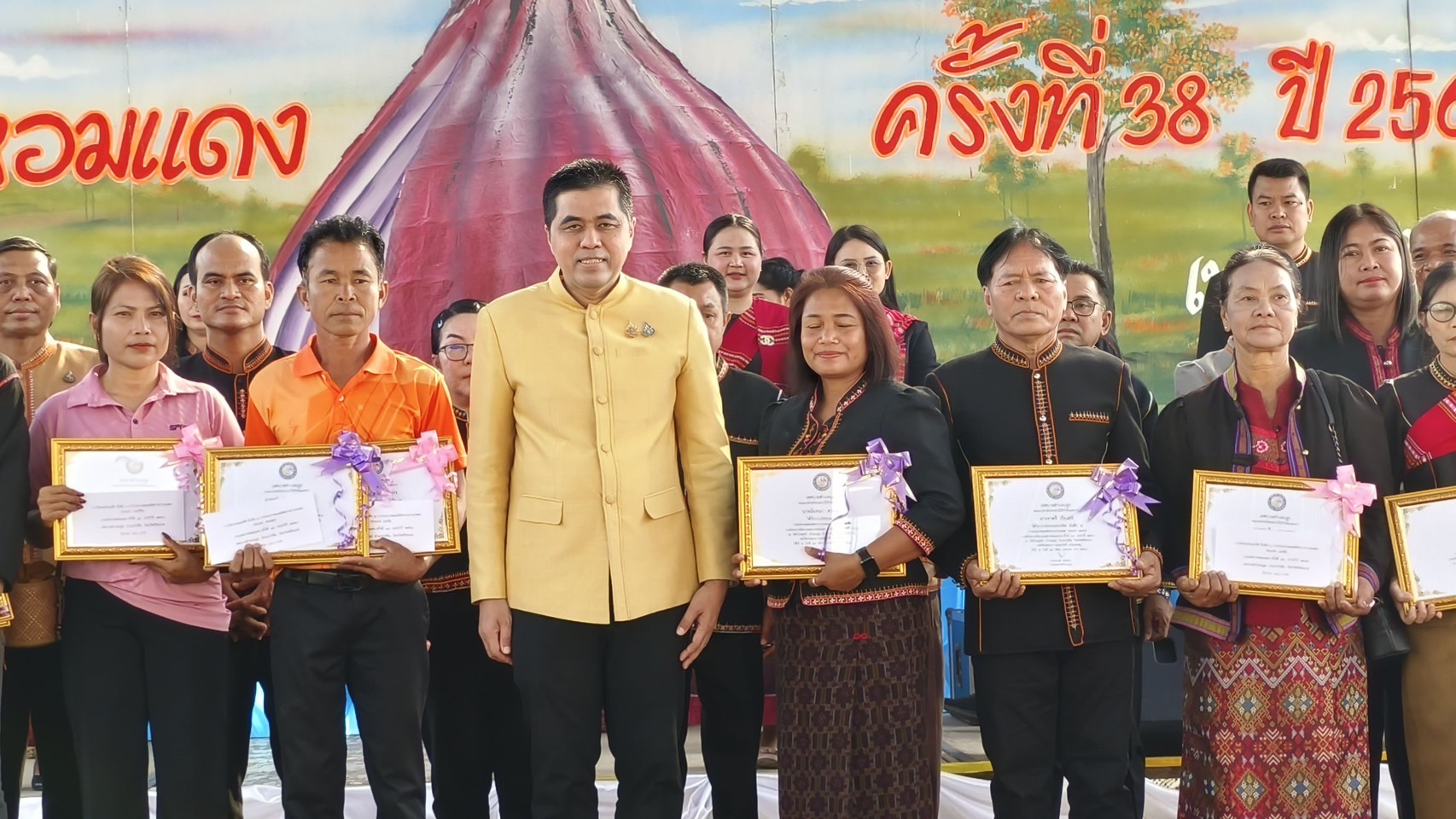 ผู้ว่าฯศรีสะเกษ เปิดงานเทศกาลหอมแดง ช่วยการตลาดให้เกษตรกรได้ราคาสูงขึ้น