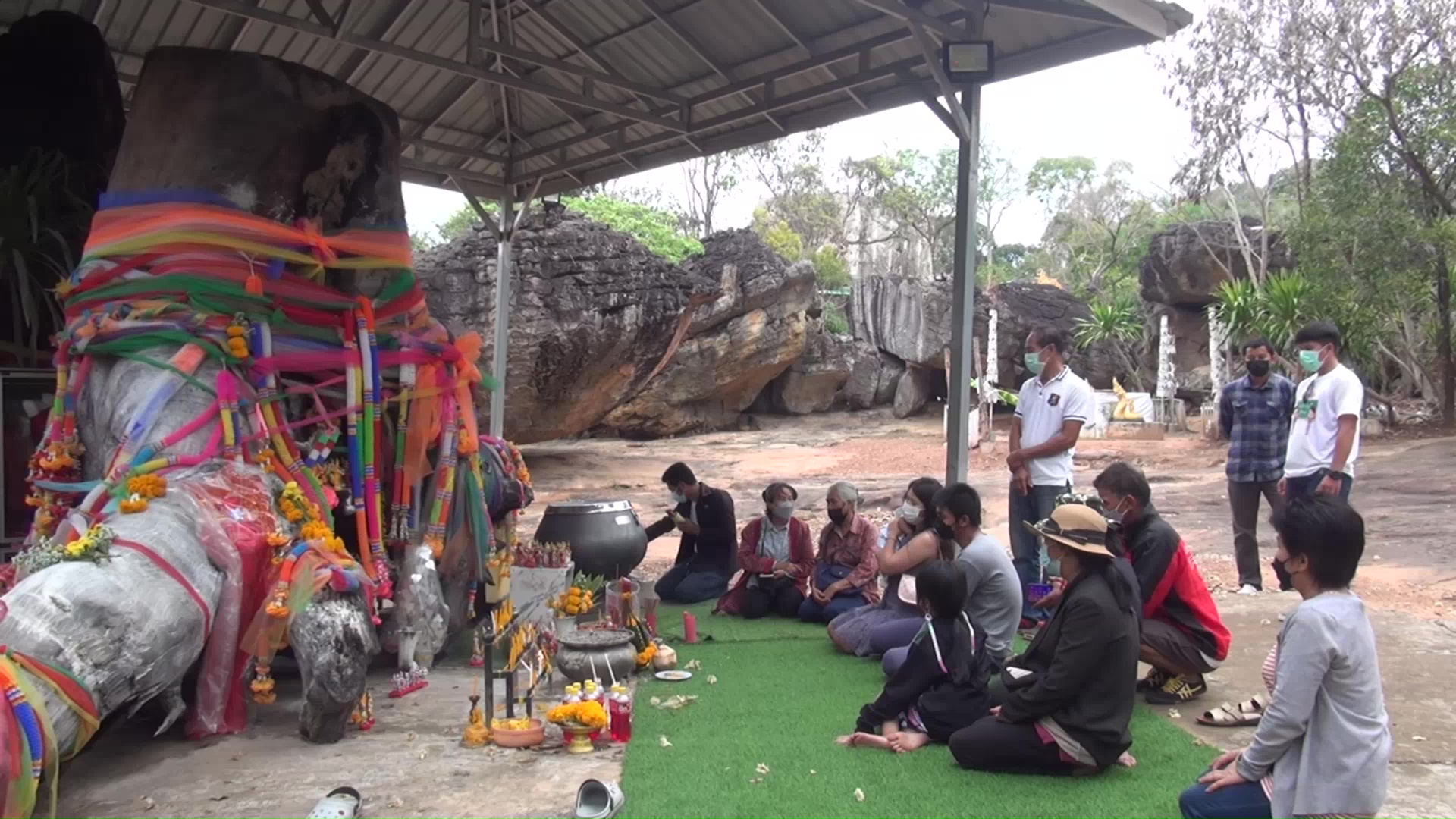 โค้งสุดท้าย!! คอหวยแห่ส่องเลขเด็ดธูปมงคล "เจ้าแม่ตะเคียนทองทิพย์" วัดภูตะเภาทอง