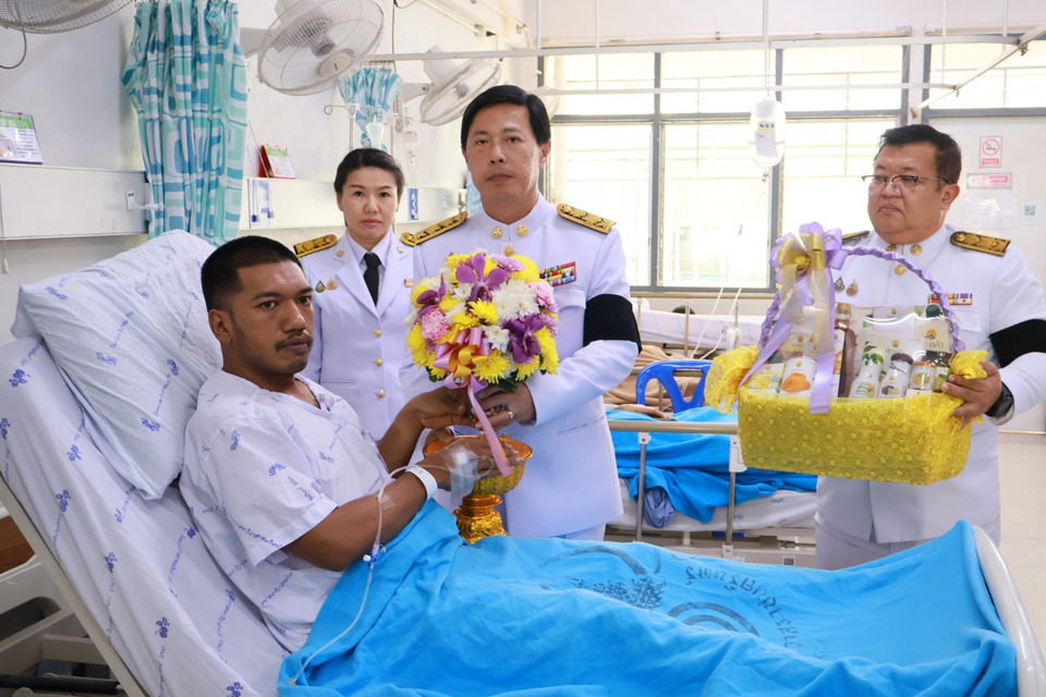 'ในหลวง'โปรดเกล้าให้รองผู้ว่าฯนราธิวาส เชิญดอกไม้-ตะกร้าสิ่งของพระราชทาน มอบแก่สิบตำรวจตรีภาณุวัฒน์ที่ได้รับบาดเจ็บ